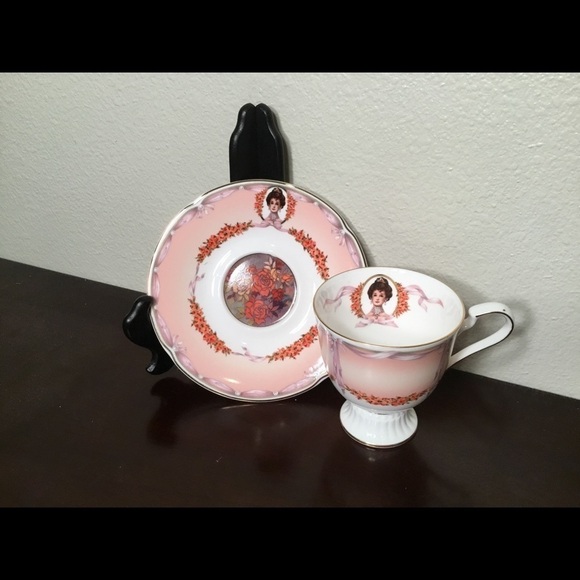 Rare AVON VINTAGE TEA CUP AND SAUCER - Picture 3 of 6